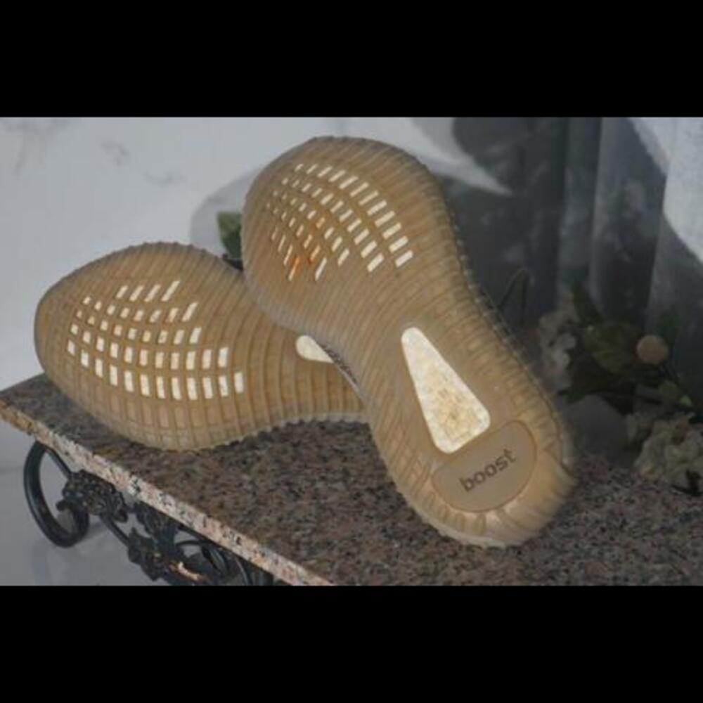 Yeezy - Picture 8 of 10